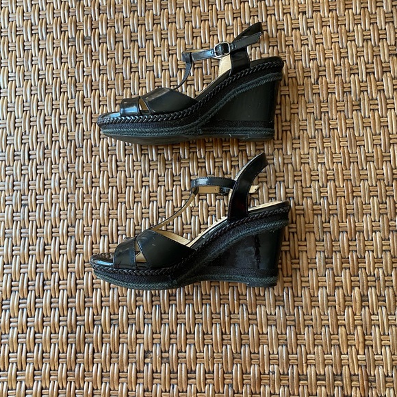 Shiny black t-strap wedge platform sandals - Picture 2 of 4